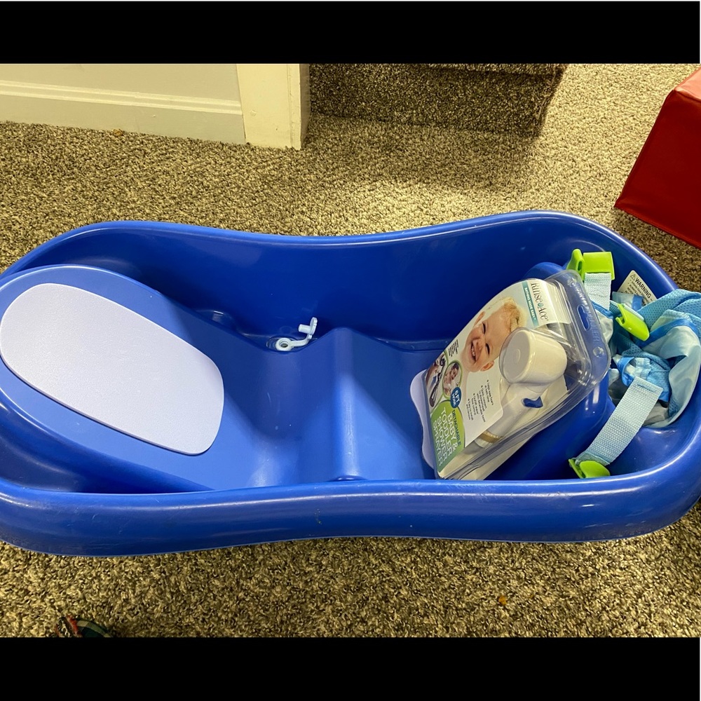 The First Years Sure Comfort Deluxe newborn to toddler tub w/ shower attachment